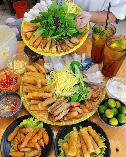 Món bún đậu mắm tôm đầy đặn topping với đậu chiên vàng và chả cốm