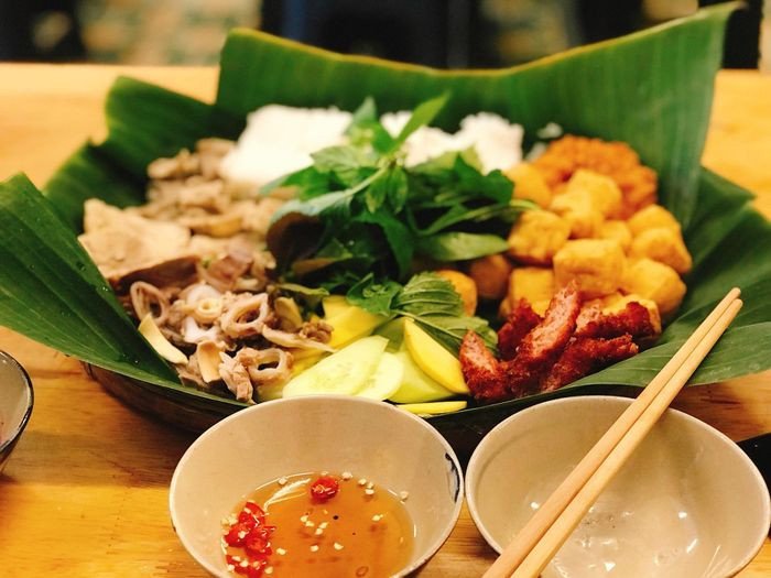 Món bún đậu mắm tôm được bày biện đẹp mắt trên bàn ăn