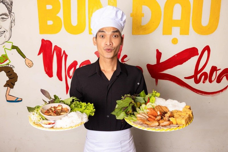 Món bún đậu mắm tôm được bày trí trên mẹt tre, thể hiện phong cách ẩm thực truyền thống