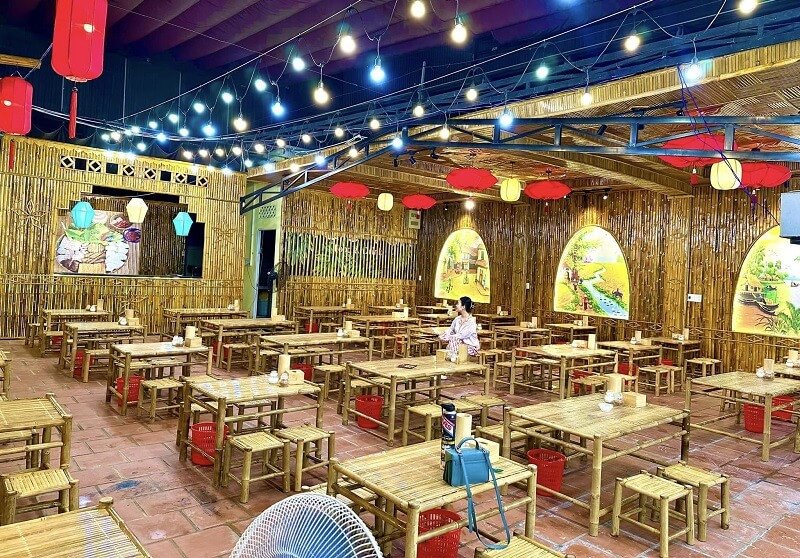 Món bún đậu mắm tôm được trình bày bắt mắt tại một quán ăn