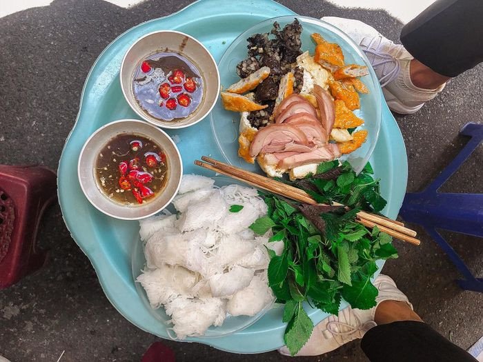 Món bún đậu mắm tôm vỉa hè được chụp cận cảnh