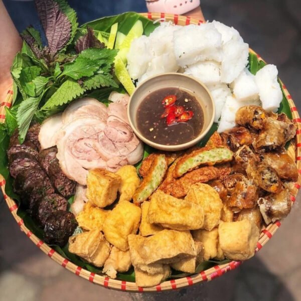 Món bún đậu mắm tôm với đậu rán, bún và rau sống