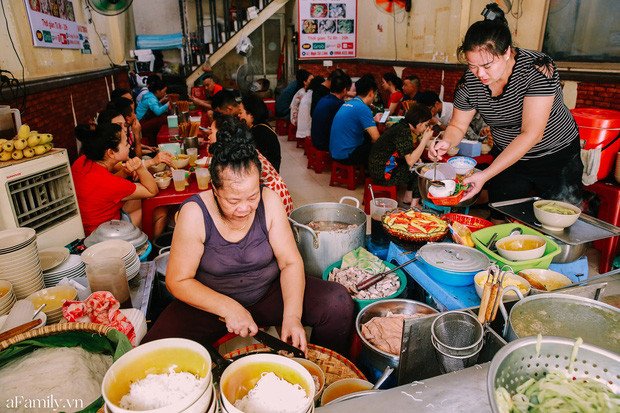 Món bún dọc mùng đặc trưng với nước dùng vàng óng và nhiều loại topping hấp dẫn