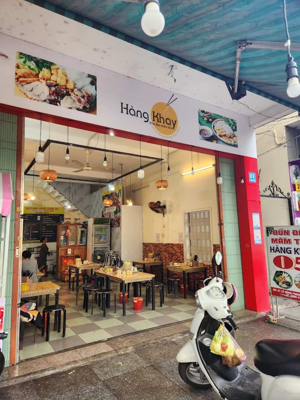 Món dồi sụn được bày trí đẹp mắt trên mẹt bún đậu