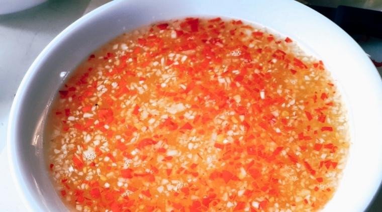 Một bát nước chấm bún chả pha chế hoàn hảo với tỏi ớt nổi lên trên