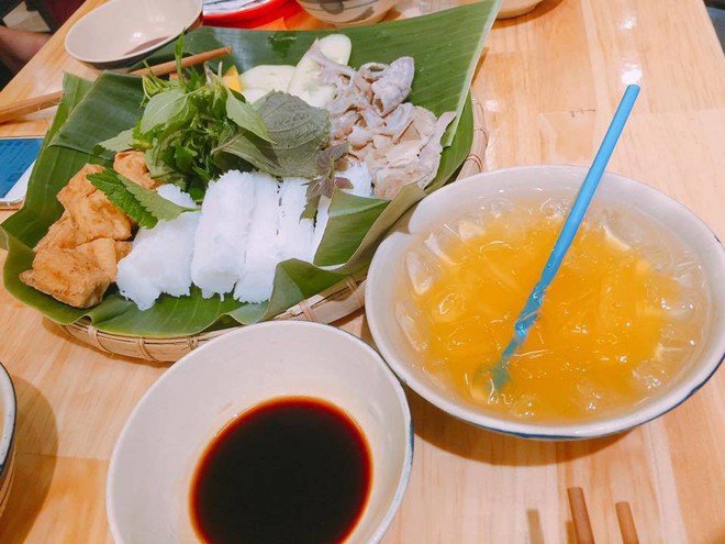 Một bát nước chấm xì dầu pha loãng được đặt cạnh đĩa bún đậu
