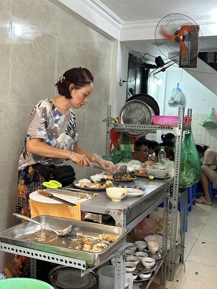 Một chén mắm tôm được pha chế sẵn sàng để thưởng thức cùng bún đậu