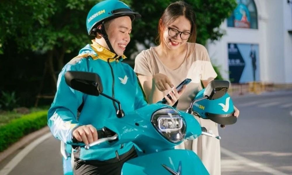 Một chiếc xe công nghệ điện đang di chuyển êm ái trên đường phố