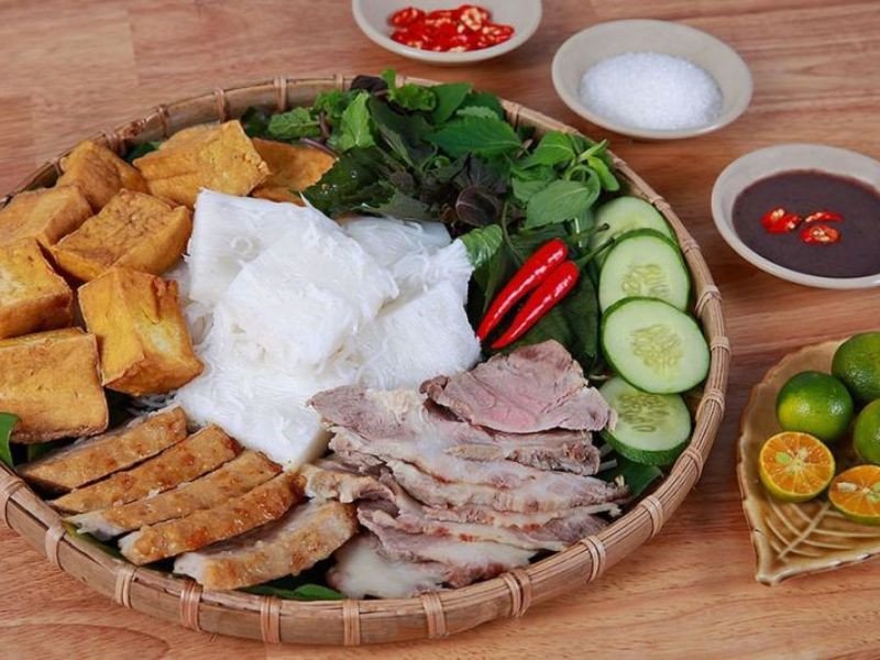 Một góc không gian quán ăn với bàn ghế gỗ đơn giản, tạo cảm giác gần gũi, thân thiện