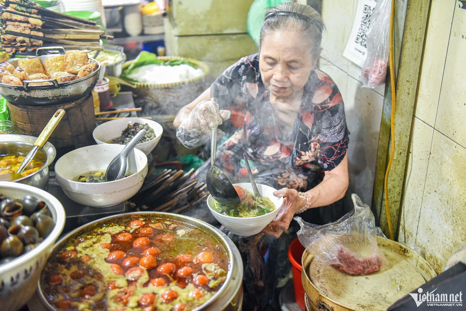 Một góc quán bún ốc quen thuộc với không gian ấm cúng và sạch sẽ