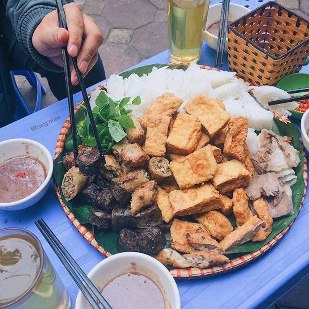 Một mâm bún đậu mắm tôm đầy đủ topping và rau sống ăn kèm