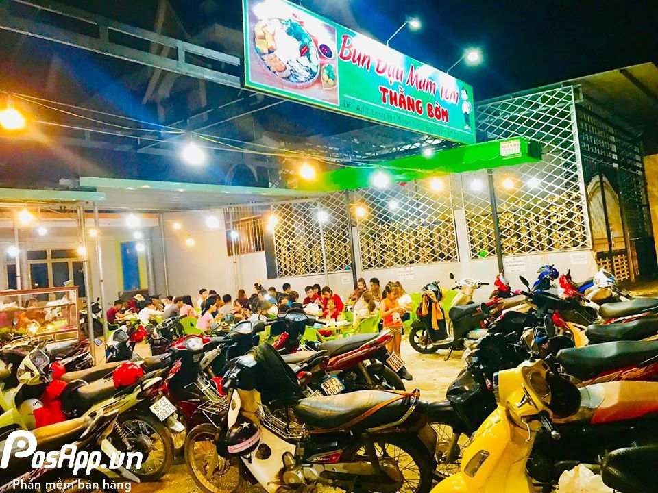 Một mẹt bún đậu đã được chuẩn bị sẵn sàng để phục vụ khách