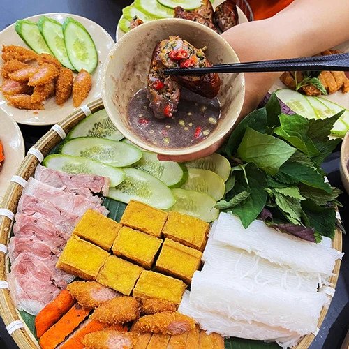 Một mẹt bún đậu hoàn chỉnh sẵn sàng để thưởng thức