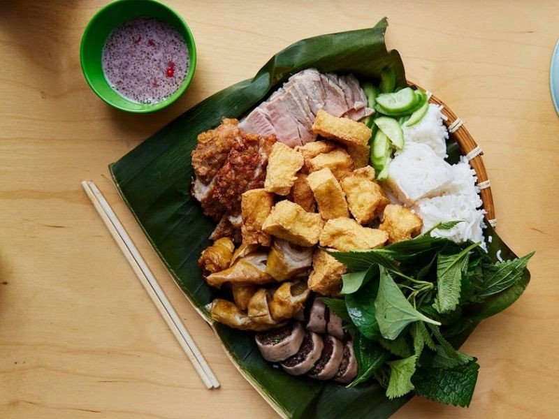 Một mẹt bún đậu mắm tôm đầy đủ topping với bát mắm tôm được pha chế công phu