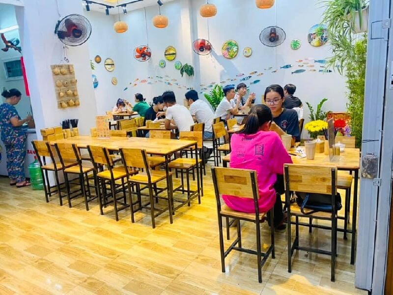 Một mẹt bún đậu mắm tôm được trình bày gọn gàng trên mẹt tre