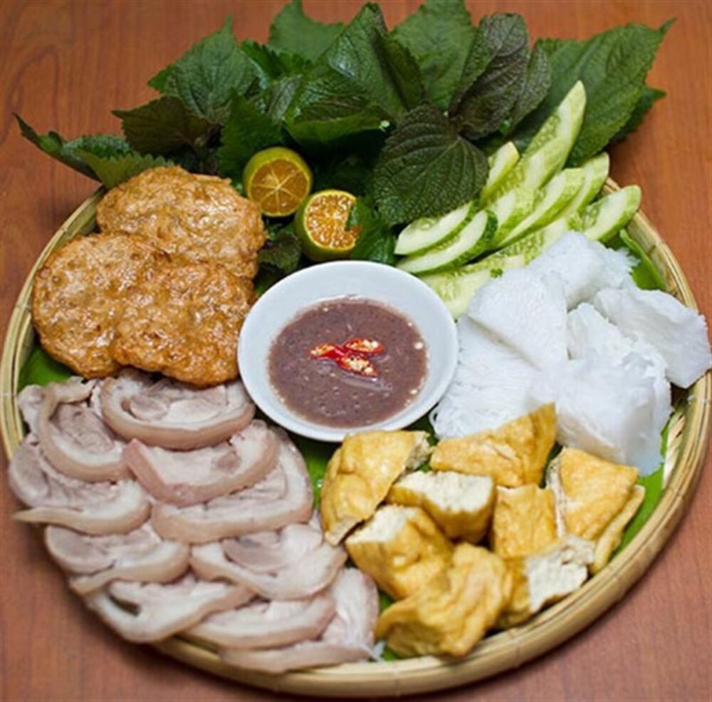 Một mẹt bún đậu với nhiều món ăn kèm hấp dẫn