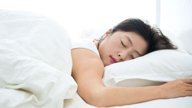Một người đang thực hiện bài tập hít thở sâu để giảm stress và cải thiện hô hấp