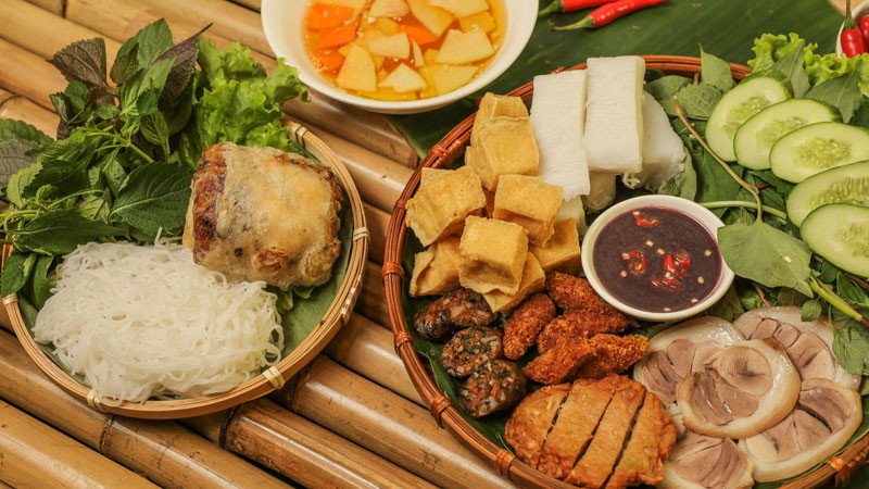 Một phần bún đậu được trang trí hấp dẫn với rau sống tươi ngon
