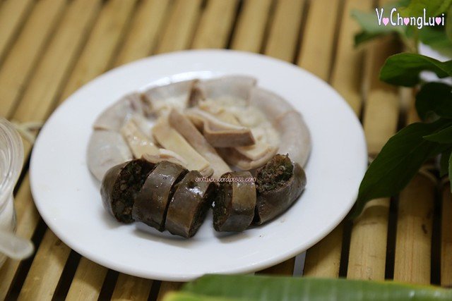 Một phần bún đậu tá lả đầy đủ các món ăn kèm