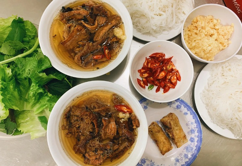 Một suất bún chả đầy đủ với bún, thịt nướng, rau sống và bát nước chấm đặc trưng