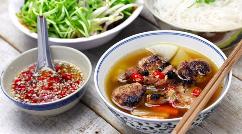 Một suất bún chả truyền thống đầy đủ rau sống, bún và thịt nướng