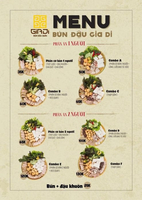 Một suất bún đậu đầy đủ các thành phần được phục vụ trên mẹt lá chuối