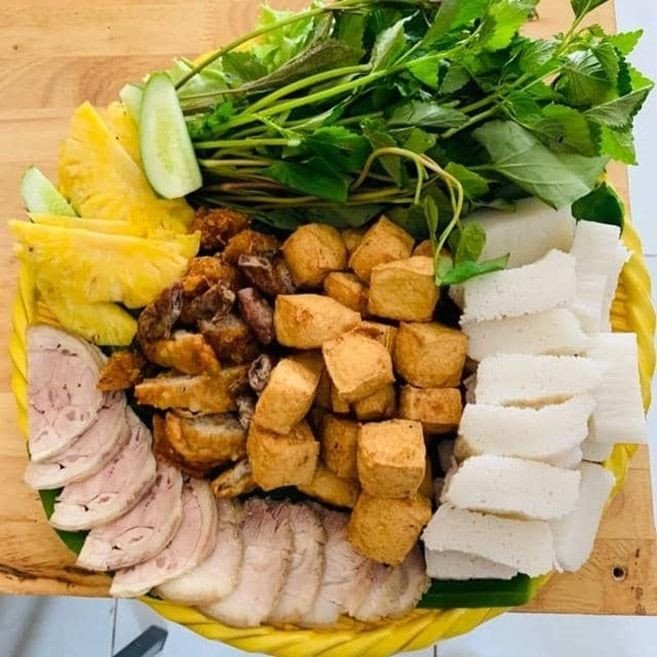 Một suất bún đậu với topping đầy đặn và nhiều món chiên kèm