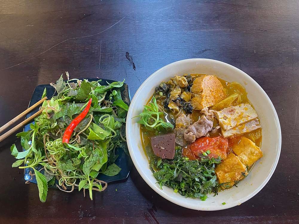 Ngoài bún đậu mắm tôm thì nhà hàng còn phục vụ cả bún ốc