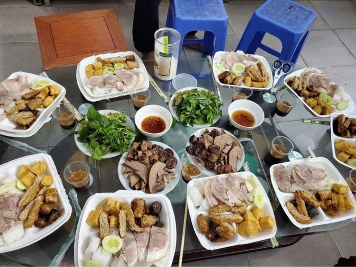 Nguyên liệu ăn kèm như chả cốm và dồi rán được bày biện đẹp mắt