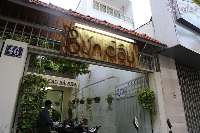 Nguyên liệu bún đậu tươi ngon được bày biện sẵn sàng trên bàn ăn