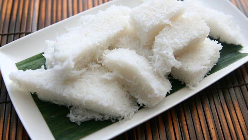 Nguyên liệu bún tươi được chuẩn bị sẵn sàng để ép
