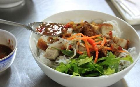 Nguyên liệu chính là sợi bún tươi và mắm nêm đặc trưng của ẩm thực miền Trung.