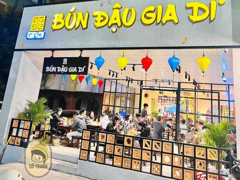Nguyên liệu làm bún đậu tươi ngon được sắp xếp trên mẹt tre