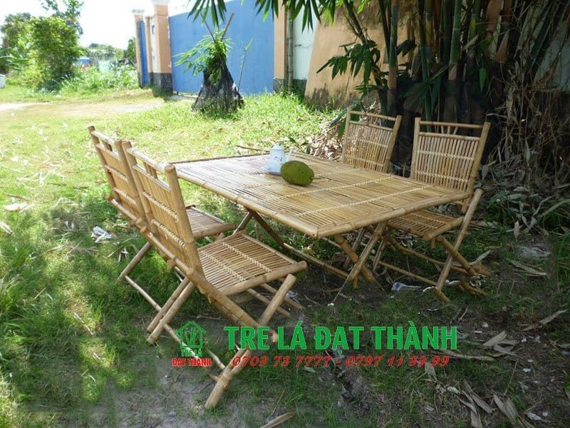Nhân viên đang kiểm tra chất lượng sản phẩm nội thất tre