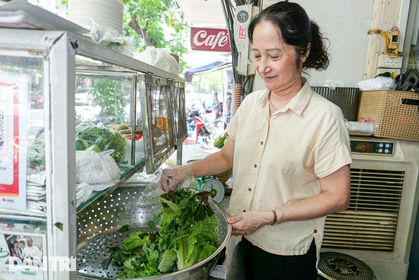 Nhân viên đang múc nước chấm ấm vào bát cho thực khách