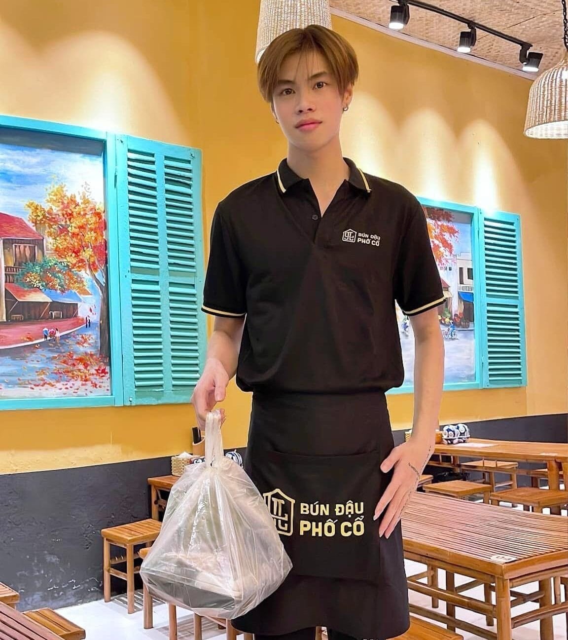 Nhân viên phục vụ nhanh nhẹn và niềm nở tại một quán ăn