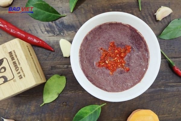 Nước chấm mắm tôm được pha chế kỹ lưỡng