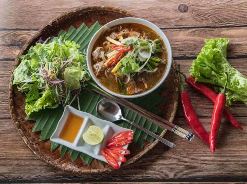 Nước dùng bún bò Đà Lạt được ninh kỹ lưỡng với các loại gia vị thơm ngon