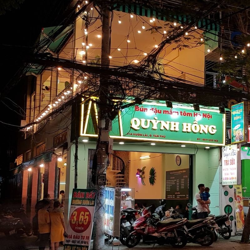 Quá trình chế biến các topping ăn kèm nóng hổi trước khi phục vụ