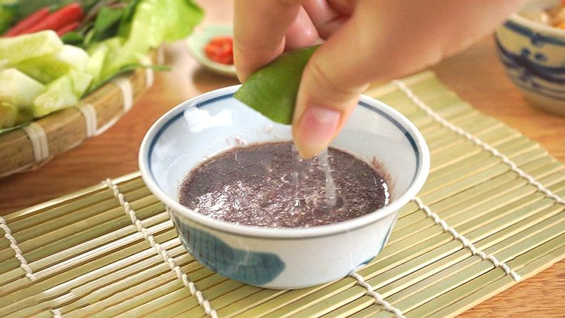 Quá trình pha chế nước chấm mắm tôm với chanh và ớt
