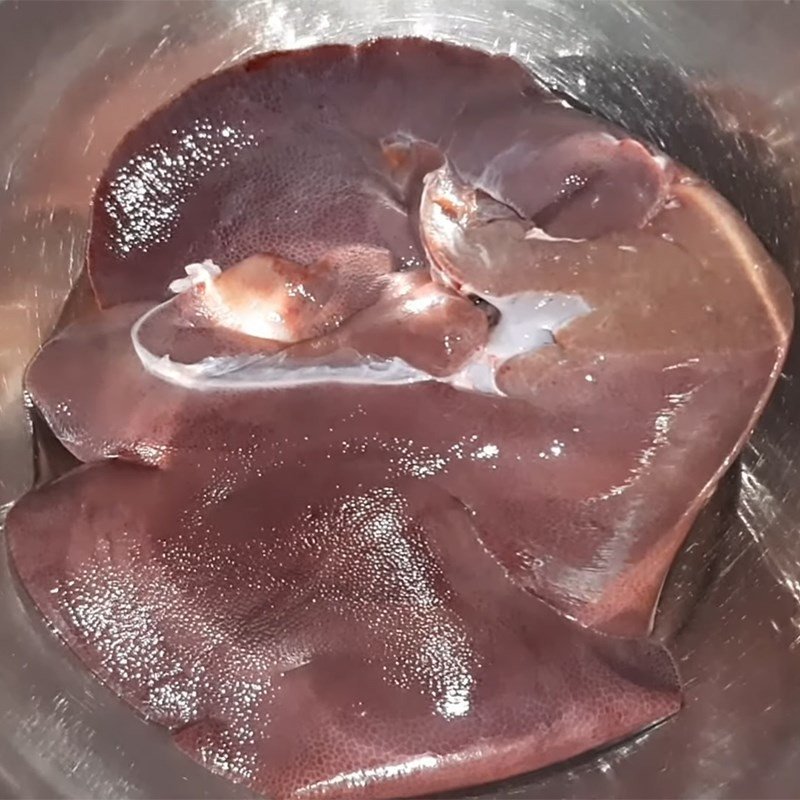 Quá trình sơ chế lòng heo và thịt cho món ăn