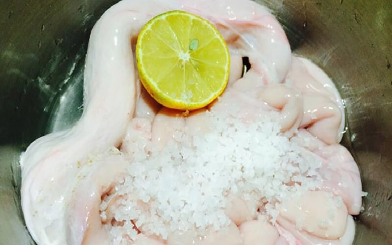 Quá trình sơ chế và luộc các loại thịt và lòng cho món bún đậu