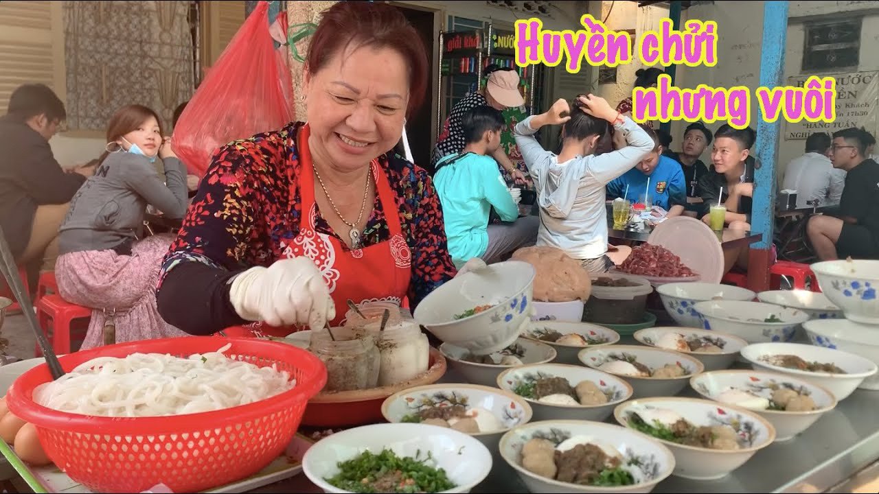 Quán bún nước cô Huyền với không gian giản dị nhưng luôn đông khách tại Sài Gòn