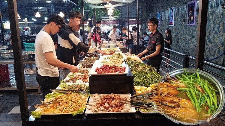 Quầy hải sản tươi sống được bảo quản lạnh cẩn thận tại một nhà hàng buffet
