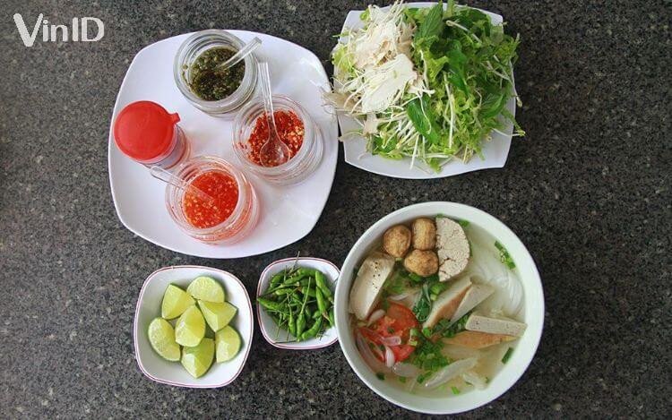 Quầy hàng chuẩn bị nguyên liệu tươi cho món bún cá Nha Trang