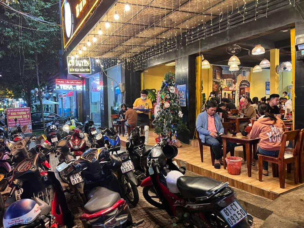 Rất nhiều bạn ghé đến quán vào buổi tối