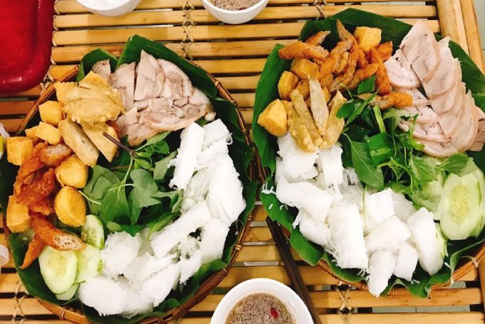 Rau ăn kèm tươi xanh và đa dạng trong một suất bún đậu