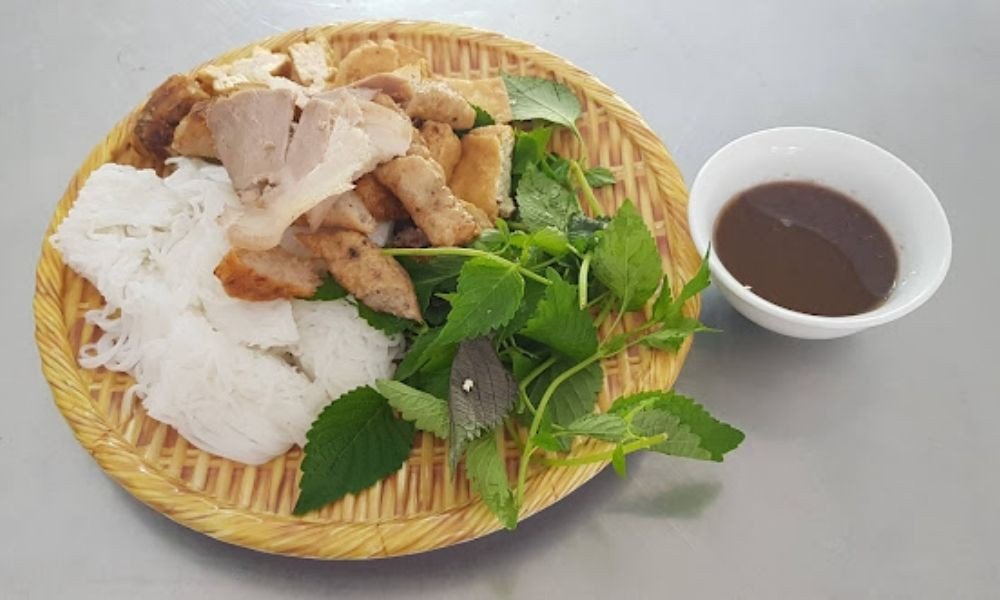 Rau sống ăn kèm tươi xanh được rửa sạch sẽ bày bên cạnh mẹt bún đậu