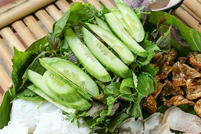 Rau sống tươi ngon ăn kèm với bún đậu