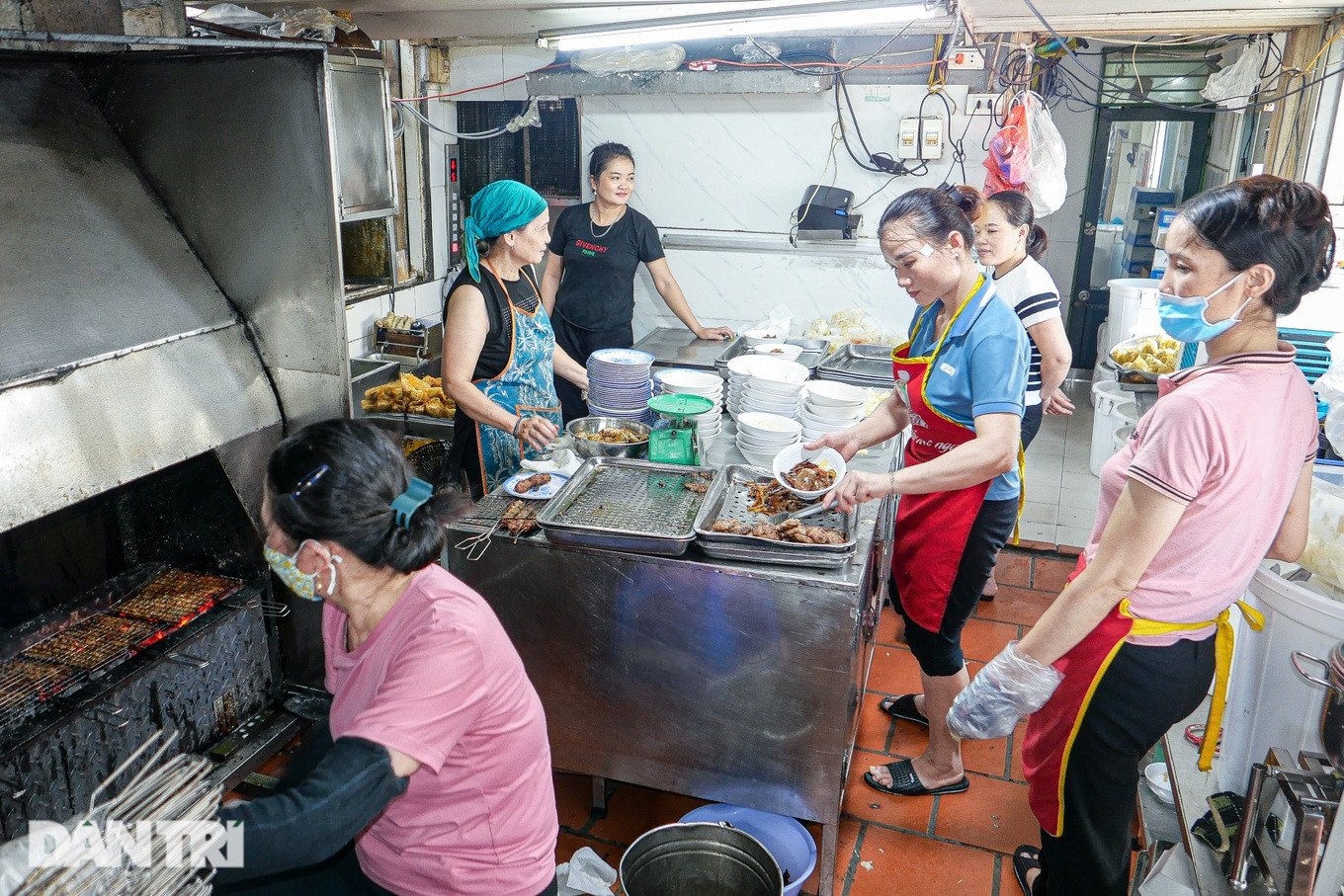 Rau sống tươi xanh ăn kèm với bún chả, thể hiện sự tươi ngon của nguyên liệu